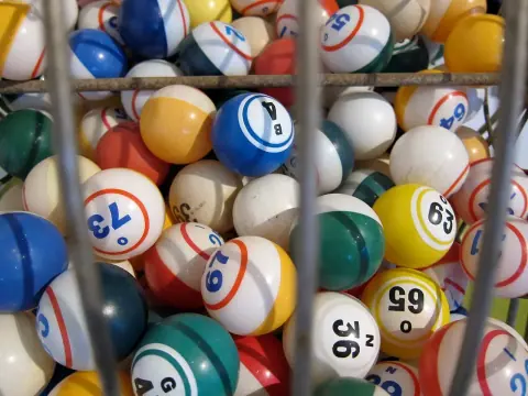 Bolas numeradas en un bombo de bingo