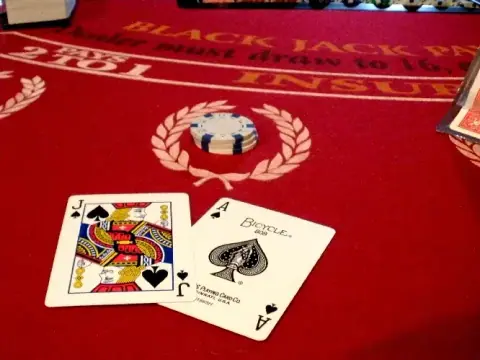 Cartas y fichas en un tapete de blackjack