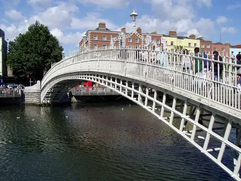 Puente Ha’penny sobre el Liffey en Dublín