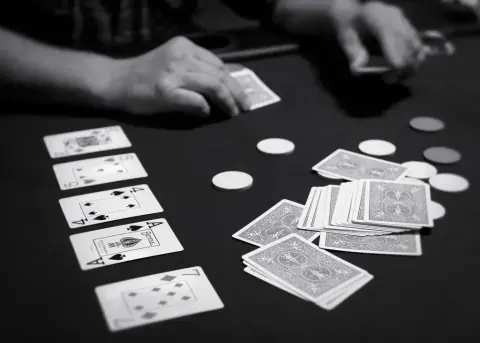 Cartas y fichas en una mesa de Texas hold’em