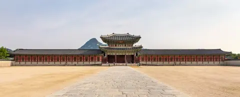 Puerta Heungnyemun del palacio Gyeongbokgung en Seúl