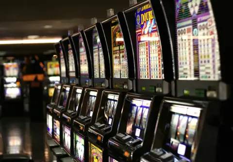 Fila de máquinas tragamonedas en Las Vegas