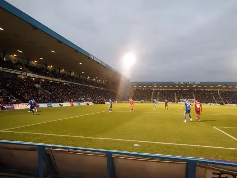 Partido de fútbol en el estadio Priestfield